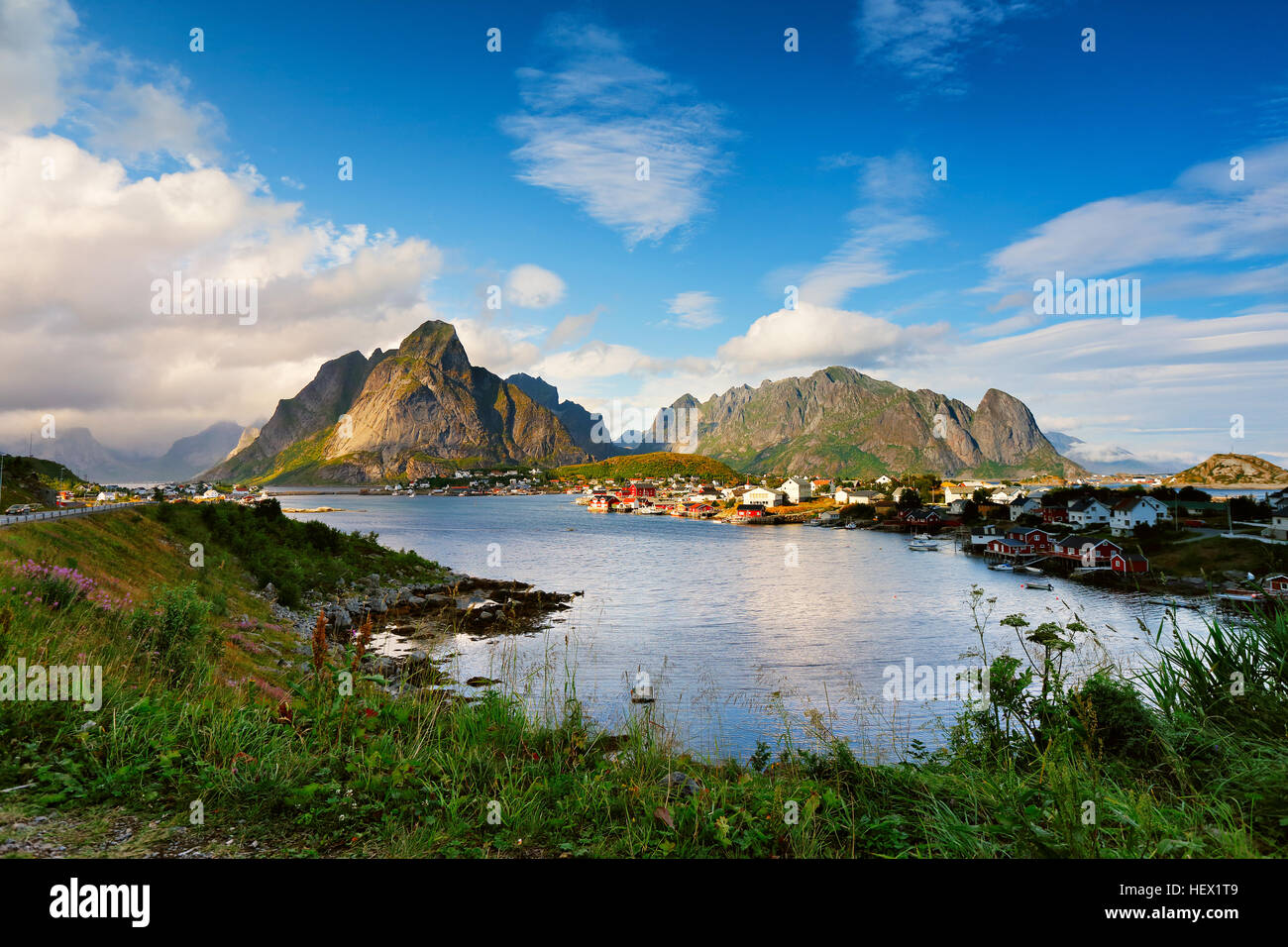 Norwegen-Dorf Reine an einem Fjord. Nordische bewölkten Sommertag. Lofoten Inseln, Norwegen. Stockfoto