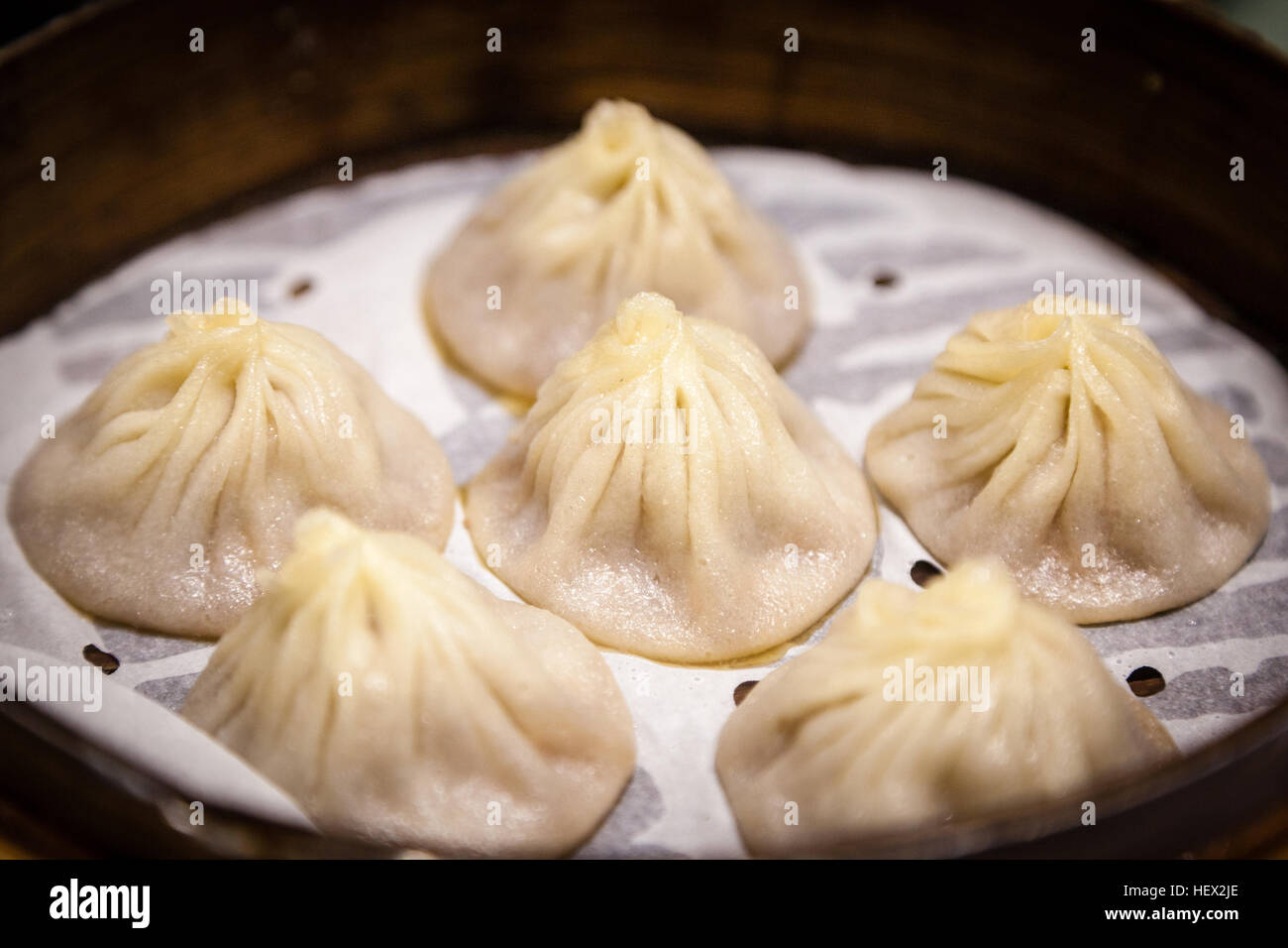Traditionelle Suppe Knödel Xiao Long Bao ist ein beliebtes Schanghai chinesische Dim-Sum in Bambus Dampfer gedämpft. Stockfoto
