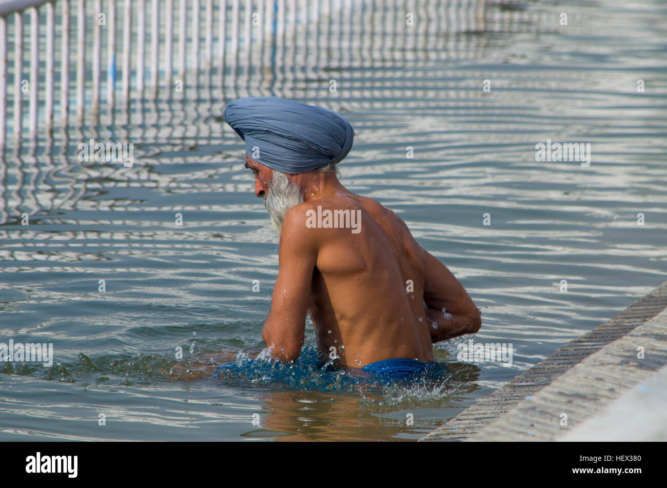 Das Sitkh Ritual in die Fluss-Waschung des Körpers Stockfoto