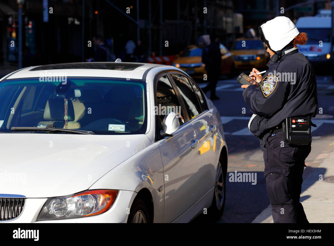 Ein NYC-Verkehrspolizist, der einen Strafzettel schreibt, New York Stockfoto