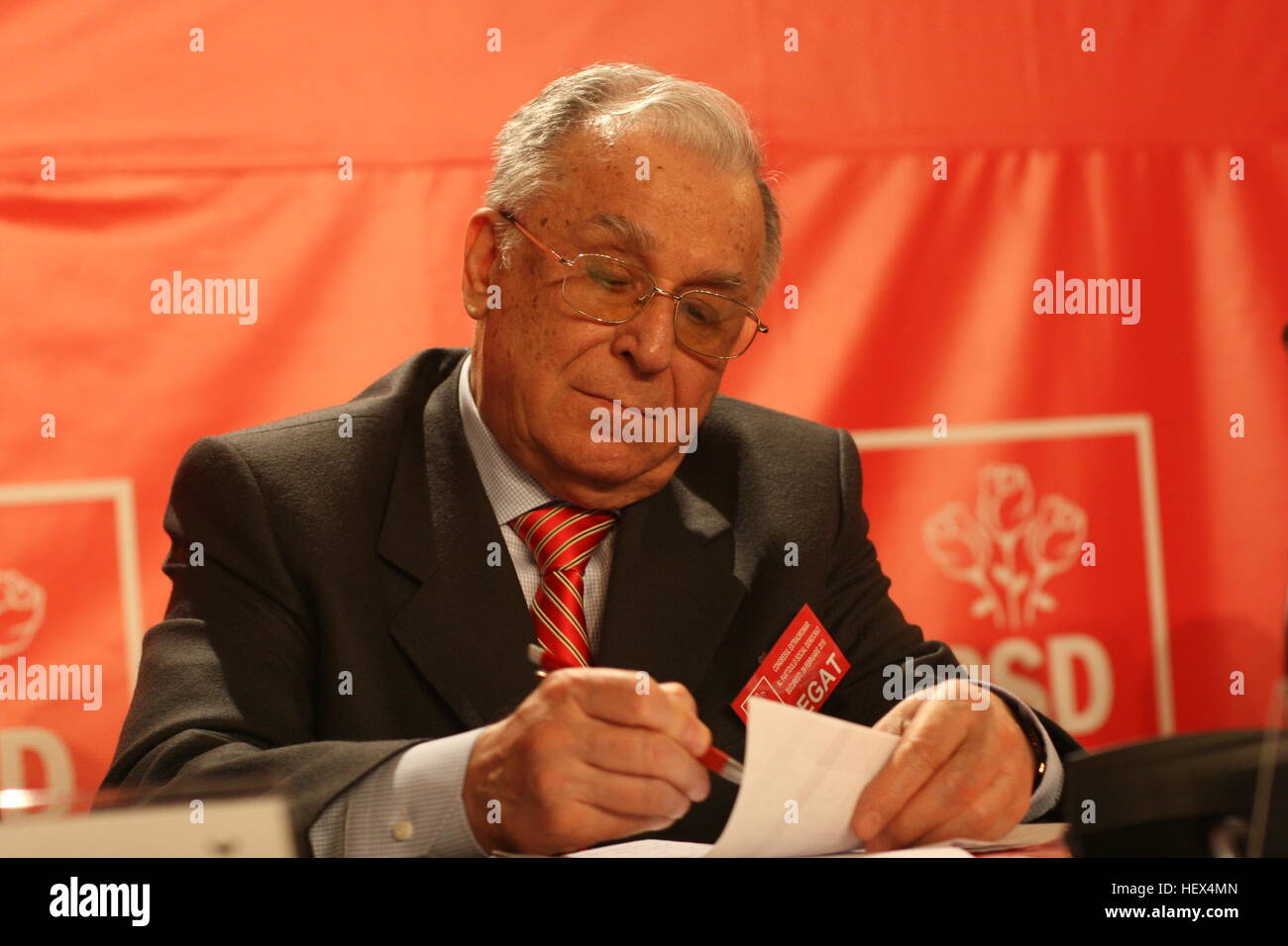 Bukarest, Rumänien - 20. Februar 2010: Ehemaliger rumänischer Präsident, Ion Iliescu spricht am nationalen Kongress der Sozialdemokratischen Partei. Stockfoto