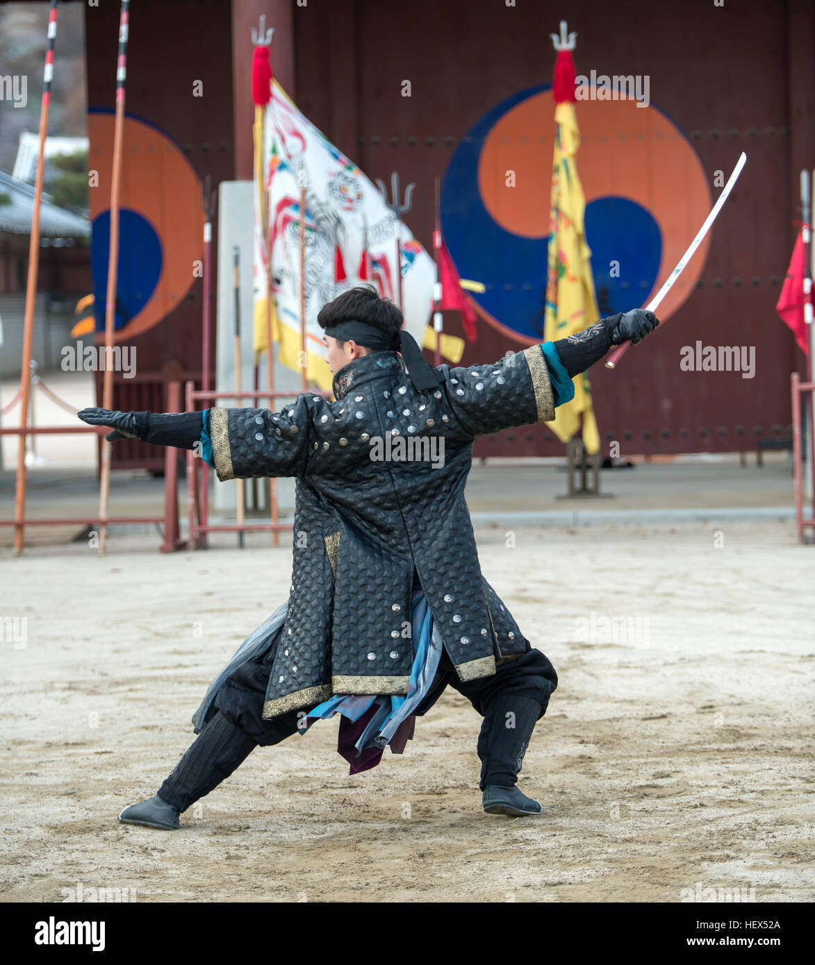 Suwon, Südkorea - 23. Dezember 2016: koreanische Soldaten mit traditionellen Joseon-Dynastie während Show Martial Arts in Hwaseong Haenggung Quadrat. Stockfoto