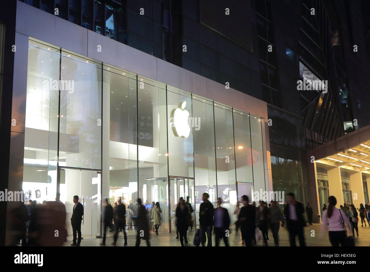 Menschen besuchen Sie den Apple Store in Peking. Stockfoto