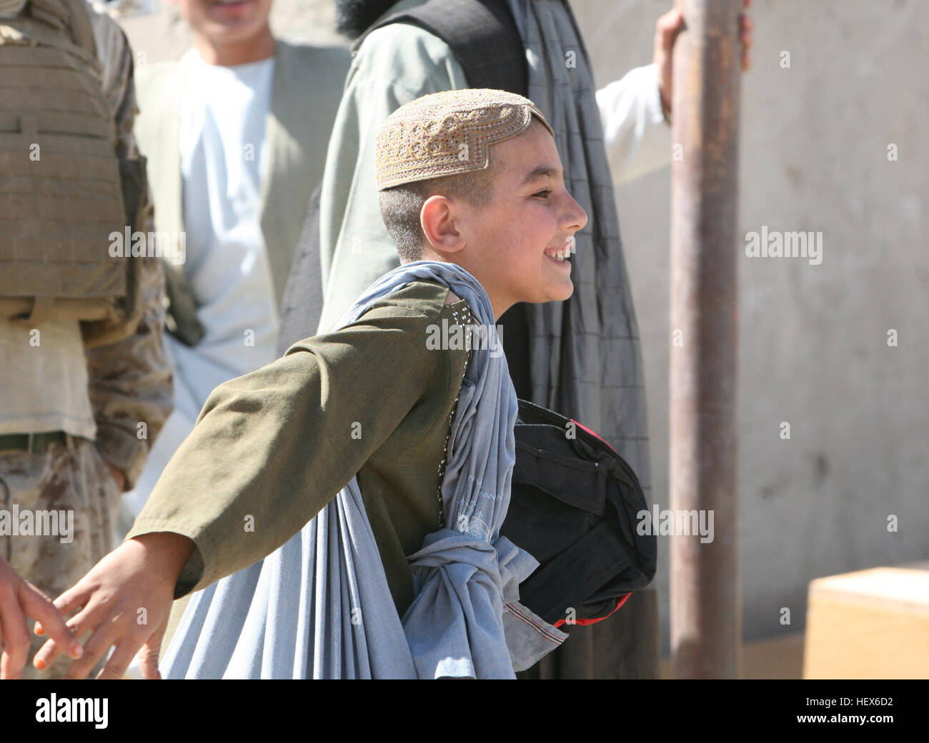 Ein afghanischer Junge geht weg mit einem Lächeln auf seinem Gesicht nach empfangen seinen Rucksack und Registrierung für die Schule während einer Schulhaus Verteilung von Marines und Segler mit 1. BN, 8. Marines neben afghanische Nationalpolizei und Afghan National Army an der örtlichen Schule House in Musa Qal'eh, Okt. 7 unterstützt liefern. Während der Veranstaltung 916 afghanische Kinder für die Schule registriert und erhielten einen Rucksack mit 2 Stifte, 2 Bleistifte und Notebooks. Fast erhalten 1000 Studenten Schulmaterial in Musa Qal'eh DVIDS329049 Stockfoto