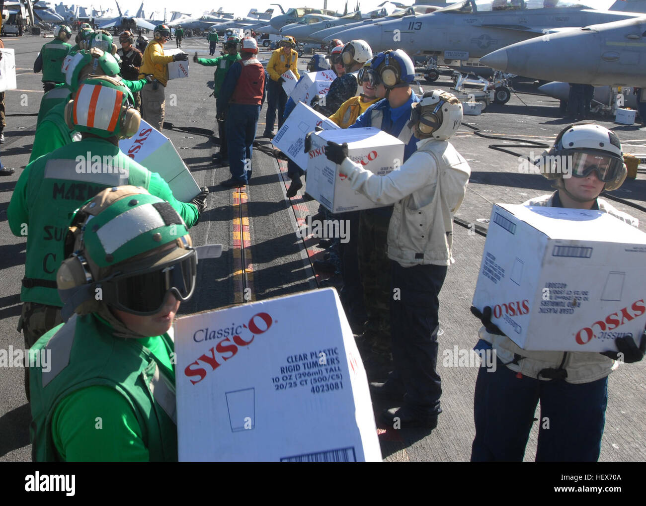 Matrosen, der Flugzeugträger USS Ronald Reagan zugewiesen und eingeschifften Carrier Air Wing 14 Boxen aus einer C-2A Greyhound von Flotte Logistik Combat Support Squadron 30.  Ronald Reagan seine aktuelle Ausbildung Manöver unter der Leitung von Commander US-dritte Flotte, und auf Antrag von der US-Küstenwache entzogen wurde, an eine Position südlich in der Nähe von Carnival Cruise Schiff C/V Pracht um die Lieferung von 4.500 Pfund Lieferungen zum Kreuzfahrtschiff zu erleichtern. Montag früh, berichtet CV Pracht war es tot im Wasser 150 Seemeilen südwestlich von San Diego. (U.S. Navy Photo von Seemann Stockfoto