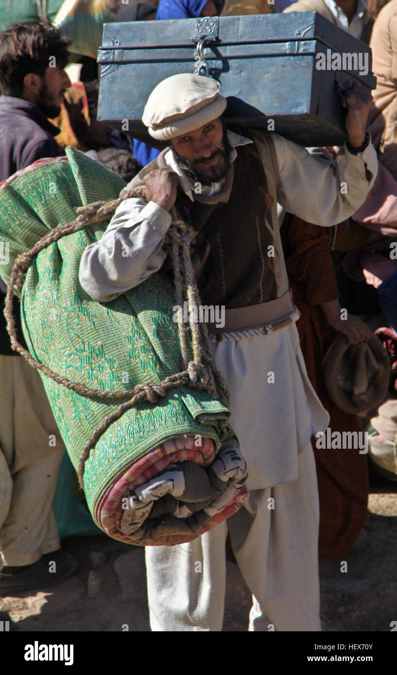 Eine lokale pakistanischen wartet auf ein CH-47 Chinook in Khyber - Pakhtunkhwa, Pakistan, 10. November 2010 evakuiert werden. Die Flut hat fast 20 Millionen Pakistaner, zwingt viele aus ihren Häusern betroffen.  (Foto von: Joshua Krüger Pfc.) Flickr - DVIDSHUB - Pakistan Flut humanitäre Hilfe (Bild 1 von 10) Stockfoto