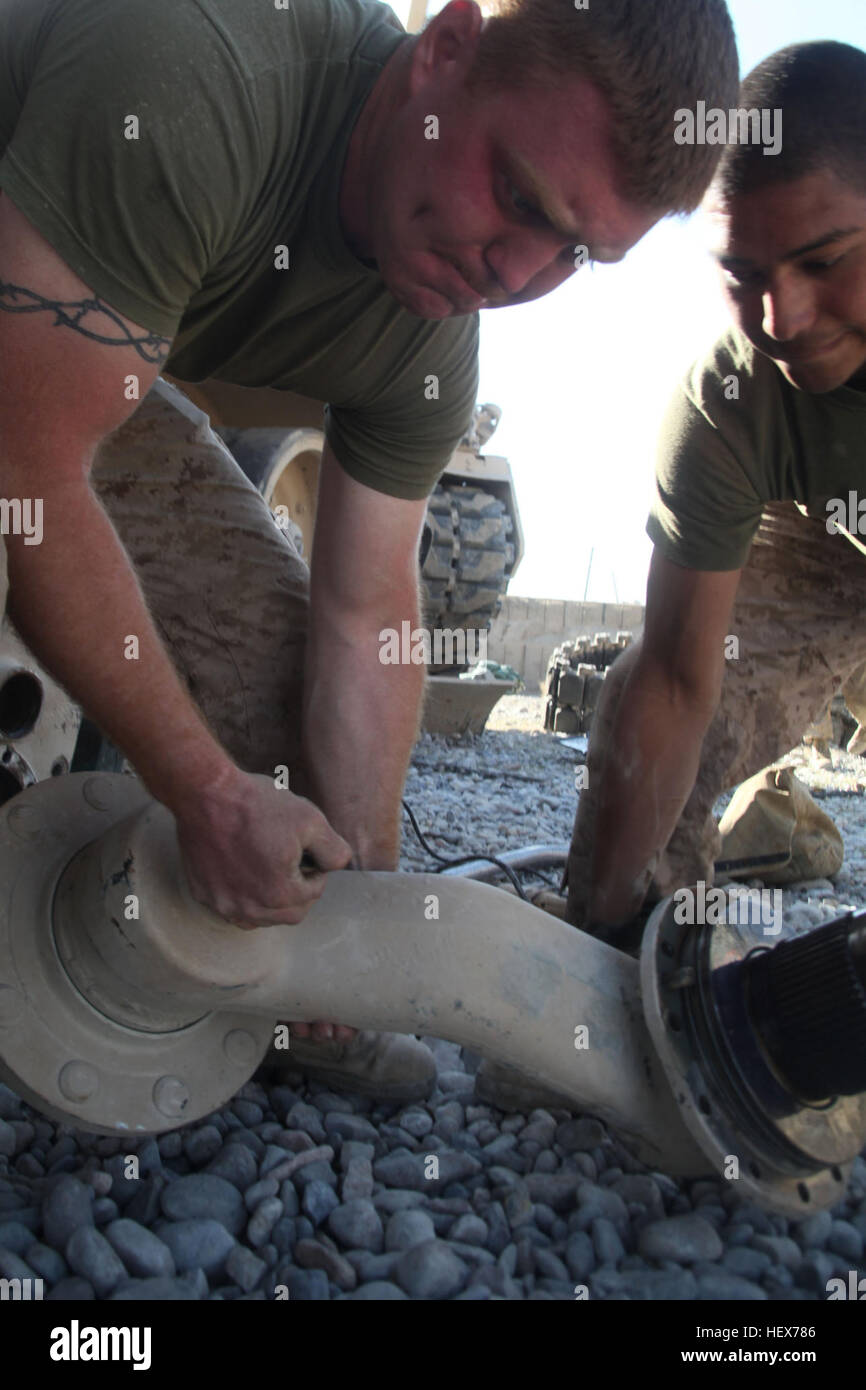 FORWARD OPERATING BASE JACKSON, Provinz Helmand, Islamische Republik Afghanistan – von links nach rechts: CPL. Chuck Marion, 23, ein Hundeführer aus Syracuse, New York, und Lance Cpl. Francisco Garcia, 21, Baumaschinen Mechaniker aus Los Angeles, heben Sie ein Stück von einem ABV an Forward Operating Base Jackson, 3. Dezember 2010. Das Fahrzeug nach der Kollision mit eines improvisierten Sprengsatz während einer Route Clearance Operation repariert werden musste. (Foto: U.S. Marine Corps CPL John M. McCall) Fahrzeugwartung hält Marines in den Kampf DVIDS349239 Stockfoto