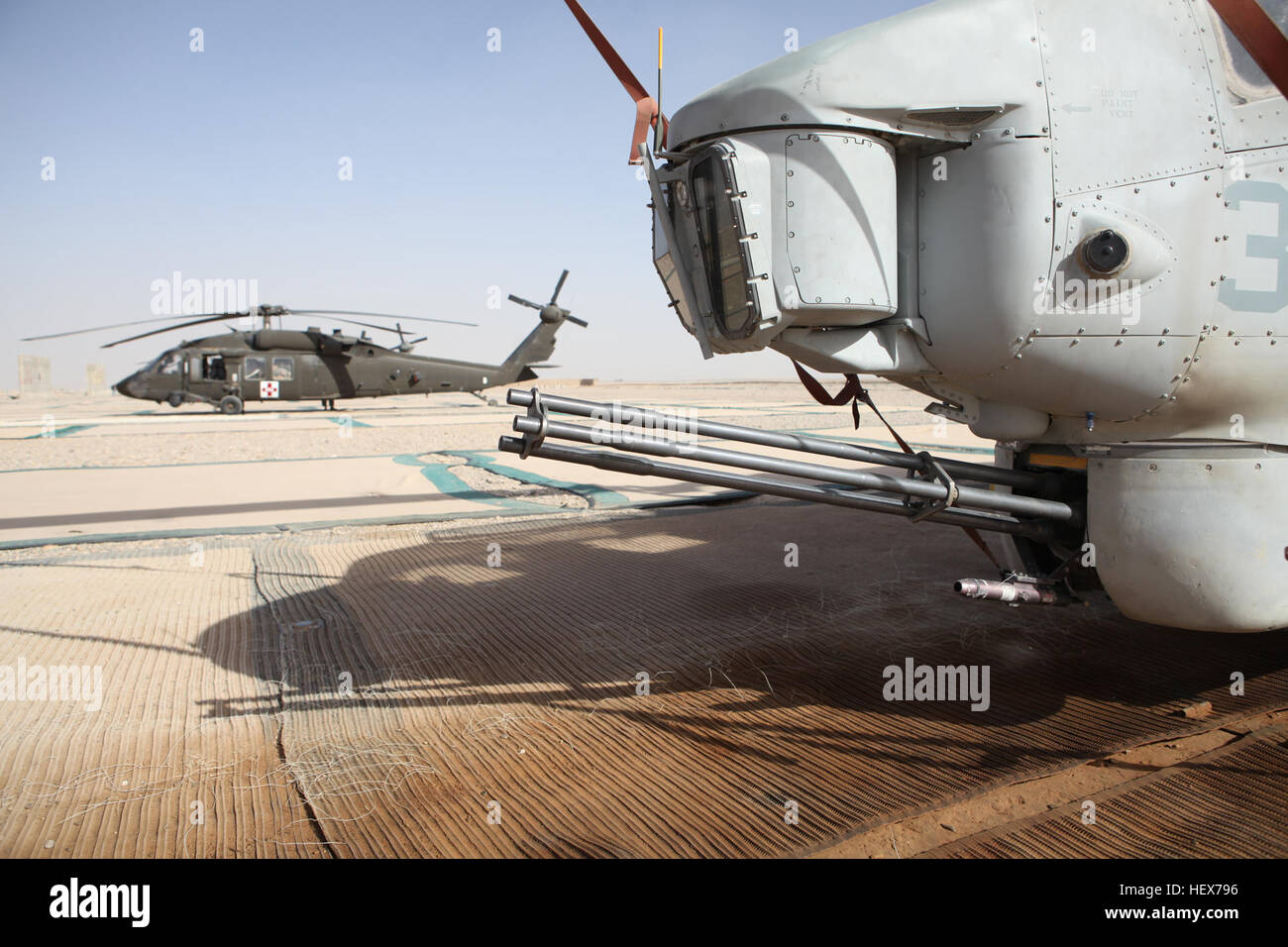 Ein AH-1W Super Cobra mit Marine Licht Angriff Hubschrauber-Geschwader 169, 3. Marine Aircraft Wing (vorwärts) ruht auf Forward Operating Base Dwyer, Afghanistan inszenierten neben einem UH-60A Black Hawk.  Die Cobra ist eines von mehreren FOB Dwyer im Rahmen einer HMLA-169 Abordnung, sorgt für schnelle Reaktion Luftunterstützung für die Koalition und afghanischen Streitkräfte im Bereich stationiert.  Marines des Geschwaders häufig unterstützen Wartung sowie bewaffnete Eskorten für Black Hawk Crew und Piloten die Charlie Kompanie 214th Aviation Regiment "Dustoff." Dwyer Cobra Ablösung bietet schließen Luft tac Stockfoto