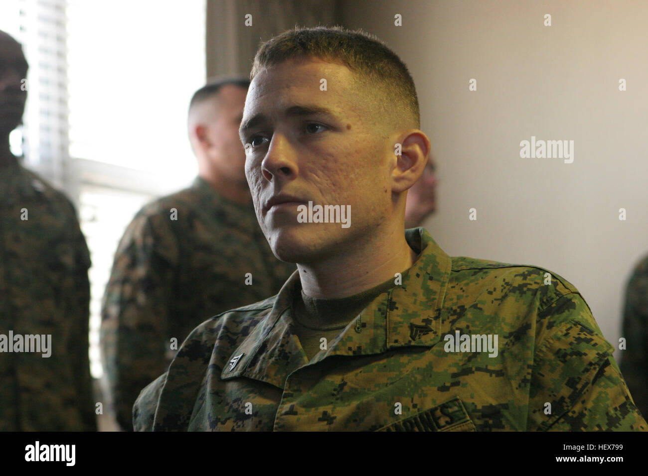 Ein Marinepolizist hört während einer verdienstvollen Beförderungszeremonie im Naval Medical Center San Diego auf eine Zitierung, nachdem er während der Unterstützung von Operationen in der Provinz Helmand, Afghanistan, verletzt wurde. Stockfoto