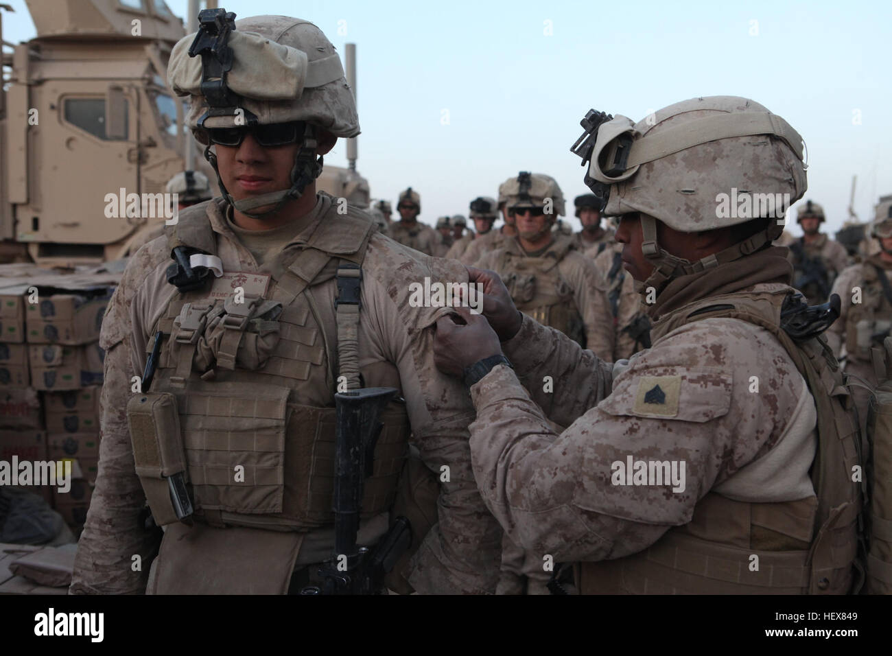 In der Nähe von Combat Outpost Ouellette in der Provinz Helmand, Afghanistan, findet eine Beförderungszeremonie statt, bei der Marines der 26. MEU und des RCT-2 Personal anerkennen, während sie zur Unterstützung der Internationalen Sicherheitsbeistandstruppe für regionale Sicherheit eingesetzt wurden. Stockfoto