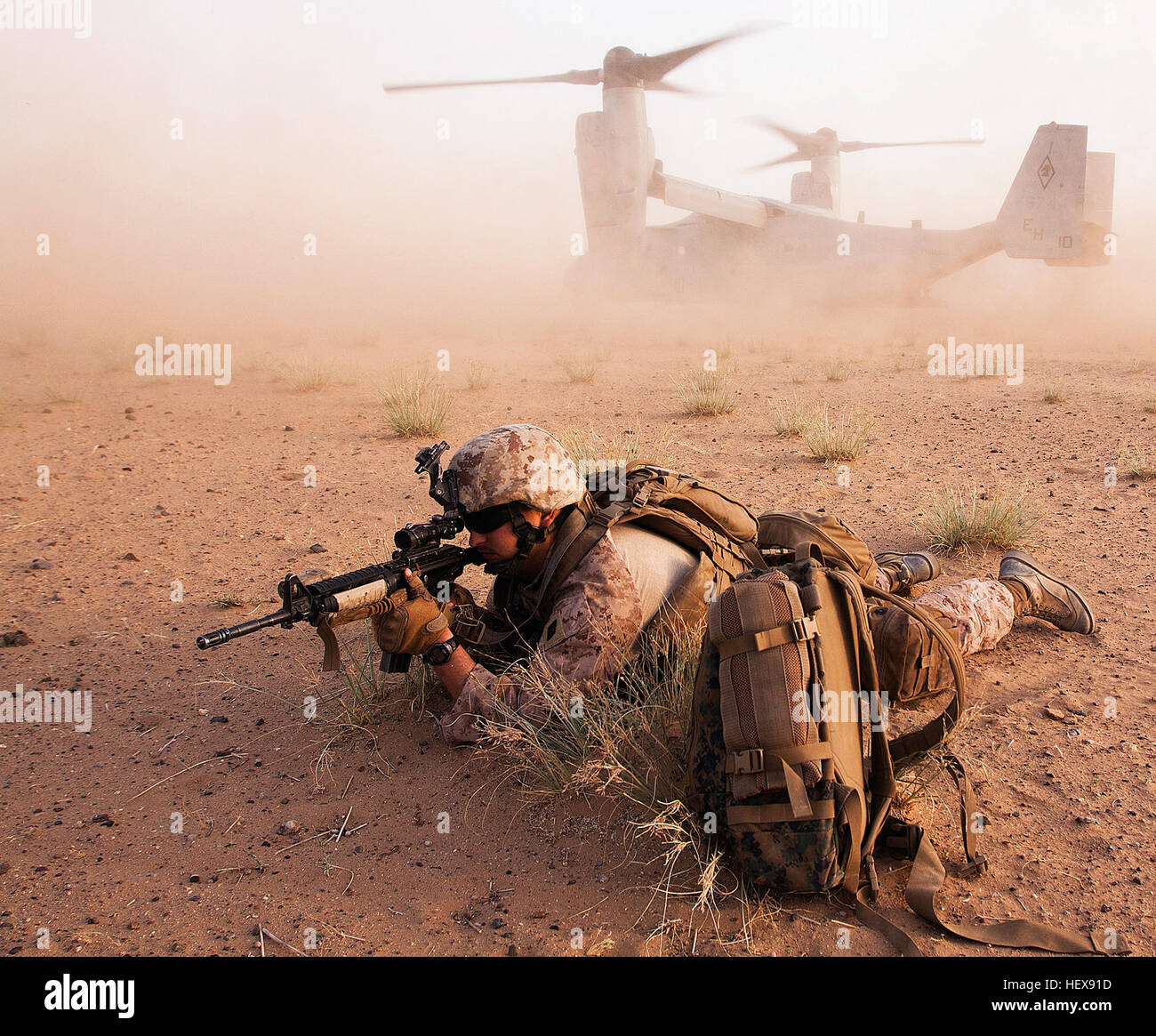 GARMSIR DISTRICT, Provinz Helmand, Islamische Republik Afghanistan – Marine Seemann Daniel Freeman bietet Sicherheit, als seine Mannschaft eine v-22 Osprey während der Operation Black Dawn hier 17 Mai verlässt. Freeman ist ein Corpsman in 1. Mannschaft, 1. Zug, Bravo Kompanie. Zusammen mit seiner Mannschaft die Woodstock, Ga., Native Sicherheitspatrouillen durchgeführt und Fahrzeug überprüft in der Wüste des östlichen Garmsir für 24-Stunden. Während des Betriebs, Bataillon, konzentriert 3. Marine Regiment auf Lokalisierung Problembereichen und narkotischen Schmuggel Bahnen im Garmsir. Das Bataillon unterstützt Regimental Combat Team 1, die Marine Boden com Stockfoto