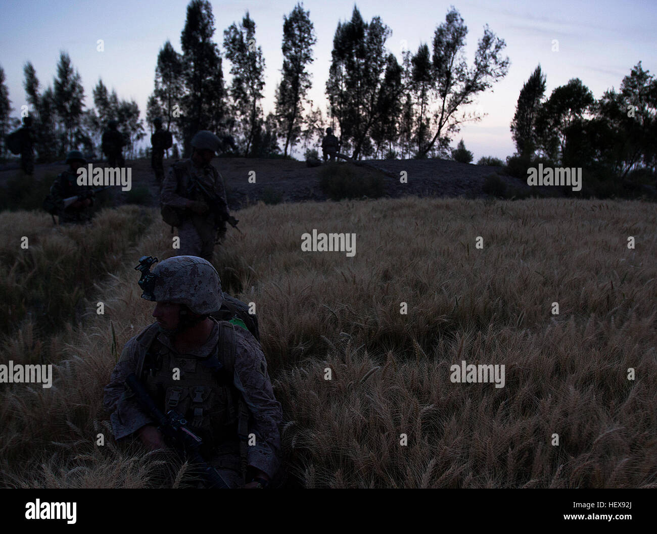 GARMSIR DISTRICT, Provinz Helmand, Islamische Republik Afghanistan – Marine Seemann Daniel Freeman sorgt für Sicherheit während der 1. Mannschaft, 1. Zug, Bravo Company sucht für ein Bett-nach-unten-Position während der Operation Black Dawn hier, 17.Mai. Freeman, ein Eingeborener von Woodstock Georgia, ist die Corpsman für 1. Mannschaft, die Sicherheitspatrouillen und Fahrzeug in der Wüste des östlichen Garmsir sucht 24 Stunden durchgeführt. Während des Betriebs, 1. Bataillon, konzentriert 3. Marine Regiment auf Lokalisierung Problembereichen und narkotischen Schmuggel Bahnen im Garmsir. Das Bataillon unterstützt Regimental Combat Team 1, die Marine-gro Stockfoto