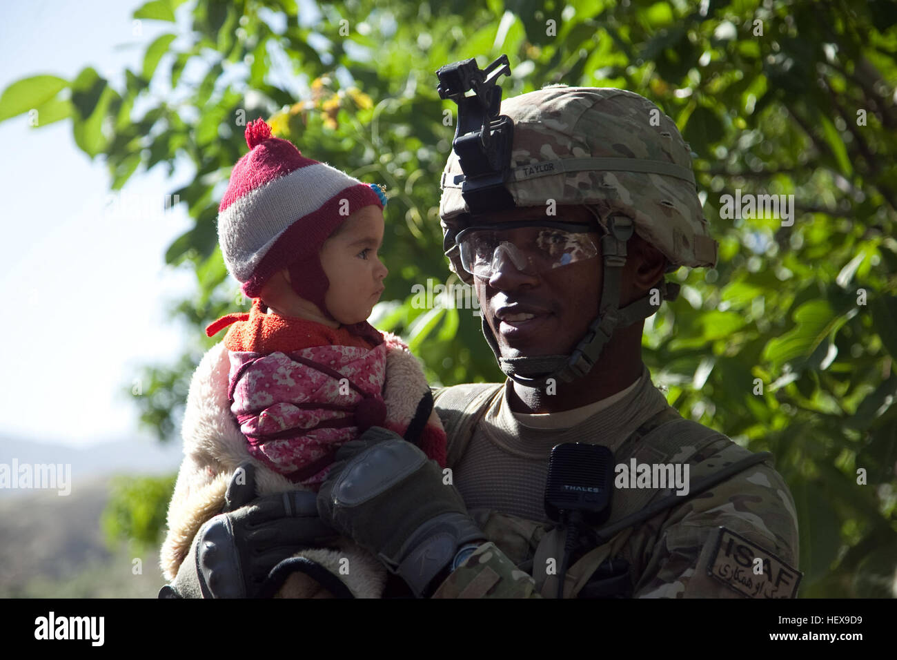US Army Spc. Harold Taylor, Montgomery, Alabama, Alpha Company, 4. Brigade spezielle Truppen Bataillon, hält einen lokalen Kind während Waffen clearing in Dubandi, Provinz Logar, Afghanistan, 8. Juni 2011. Flickr - DVIDSHUB - Op Oqab Bahar VII (Bild 20 von 21) Stockfoto