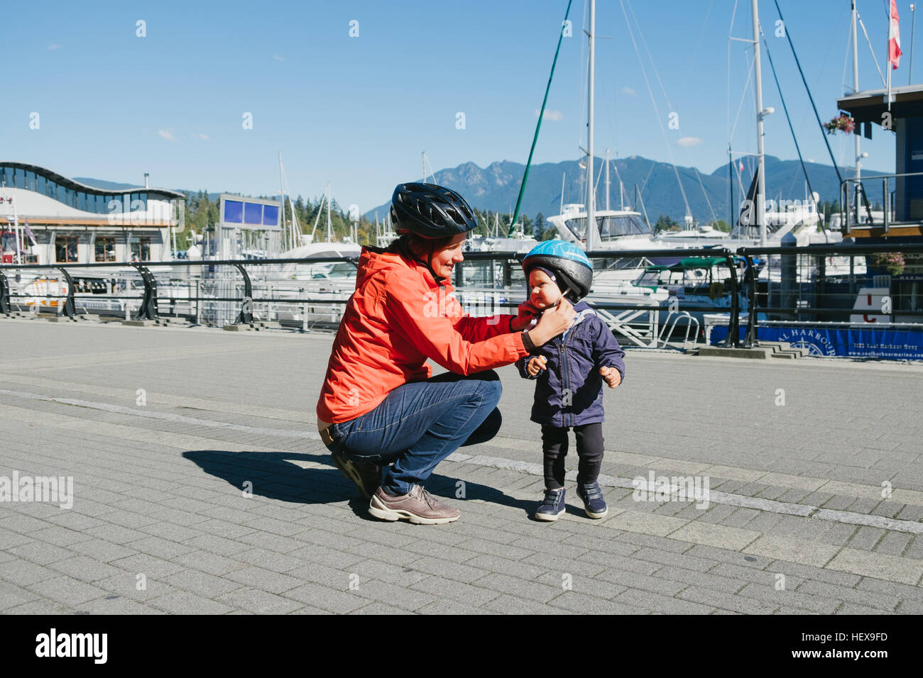 Mutter Sohn, Britisch-Kolumbien, Kanada Schutzhelm aufsetzen Stockfoto