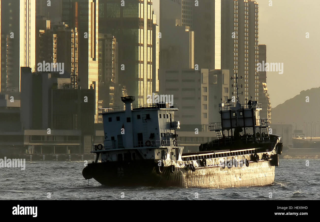 Victoria Bay ist zwischen Hong Kong Island und Kowloon Halbinsel gelegen, der größte Hafen in China und der drittgrößte in der Welt, nach Gedenkveranstaltungen in den Vereinigten Staaten und Re de Janeiro in Brasilien. Es ist Heimat der meisten der Häfen von Hong Kong, machen die Stadt zu einem der geschäftigsten Häfen der Welt. Der Hafen hastet Tag und Nacht mit allerlei Wasserfahrzeug – von der historischen Star Ferries Cruise Liner, Frachtschiffe und hölzerne Fischerboote. Stockfoto