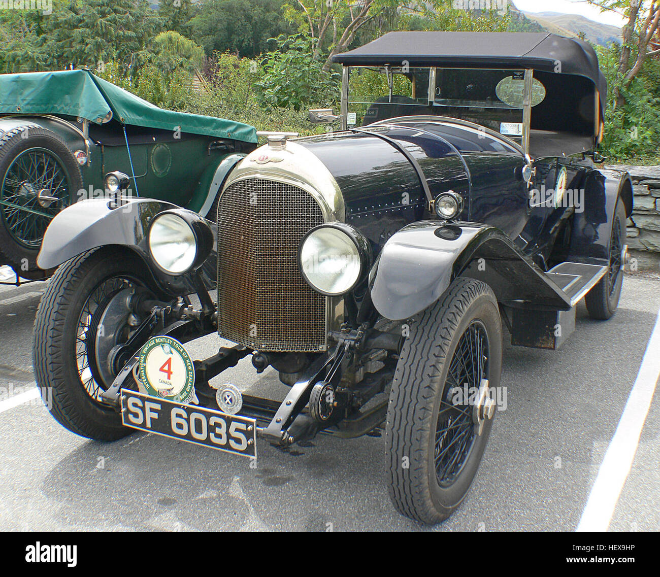 Ein 1926er Bentley 3Ltr Speed, der 2008 auf der International Vintage Bentley Tour in Neuseeland gezeigt wurde, ist ein ikonisches Beispiel britischer Ingenieurskunst. Der Wagen, der für sein unverwechselbares Kühlergrill- und Kühlerdesign bekannt ist, war ein herausragendes Ereignis bei Oldtimermessen und Rennveranstaltungen. Stockfoto