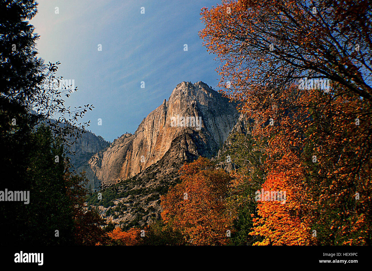 Die Geologie des Yosemite Gebietes zeichnet sich durch Granitfelsen und Reste des älteren Rock. Etwa 10 Millionen Jahren, war die Sierra Nevada gehoben und dann geneigt, um seine relativ sanften Westflanke und dramatischeren Osthängen bilden. Der Auftrieb erhöht die Steilheit des Streams und Flussbetten, was Bildung von tiefen, engen Schluchten Stockfoto