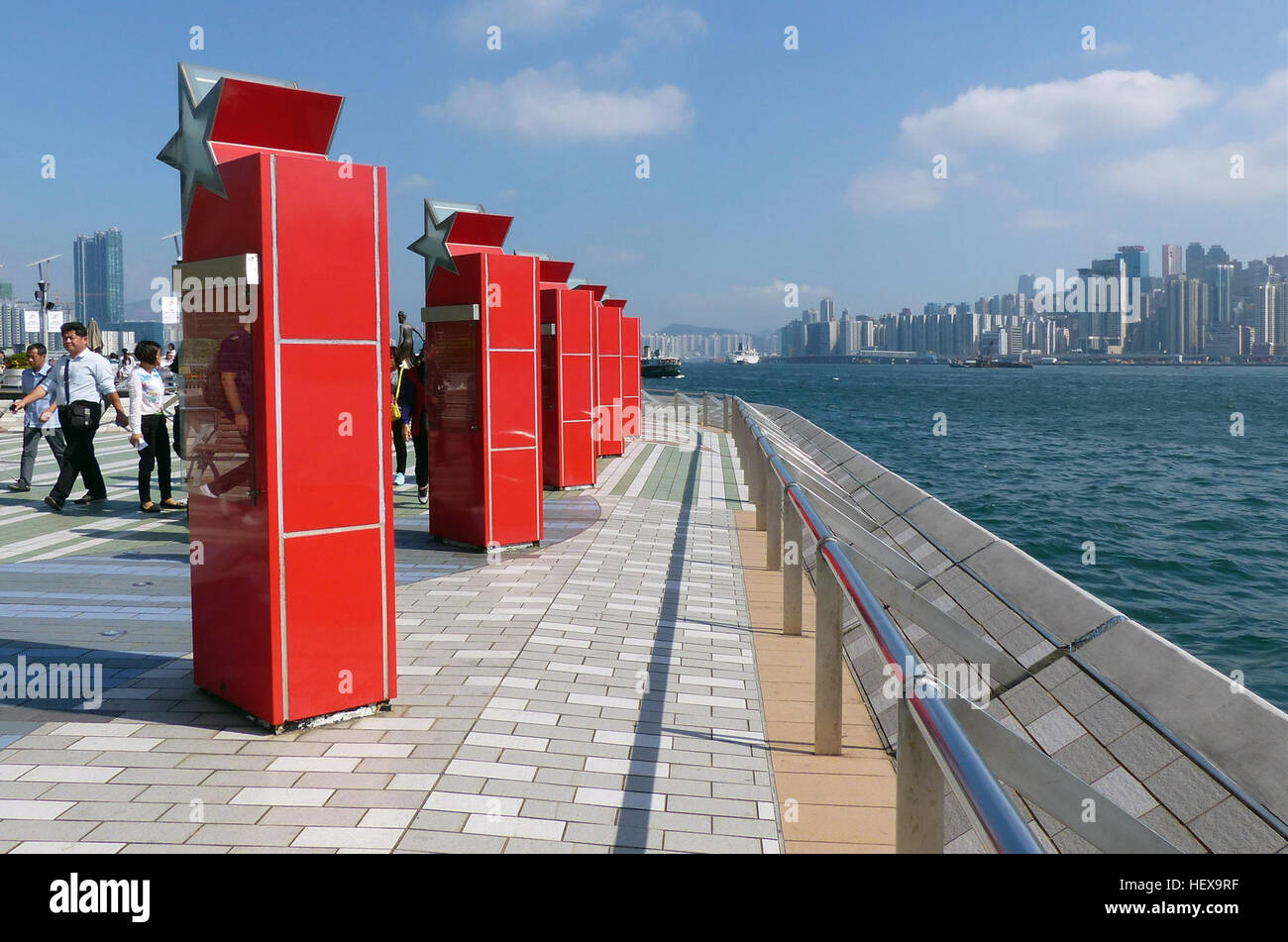 Die Avenue of Stars in Hongkong ehrt die Filmindustrie der Stadt und zeigt Handabdrücke, Statuen und Erinnerungsstücke berühmter Stars wie Bruce Lee. Es bietet einen Panoramablick auf den Victoria Harbour mit der Skyline der Stadt gegenüber dem Peak. Stockfoto