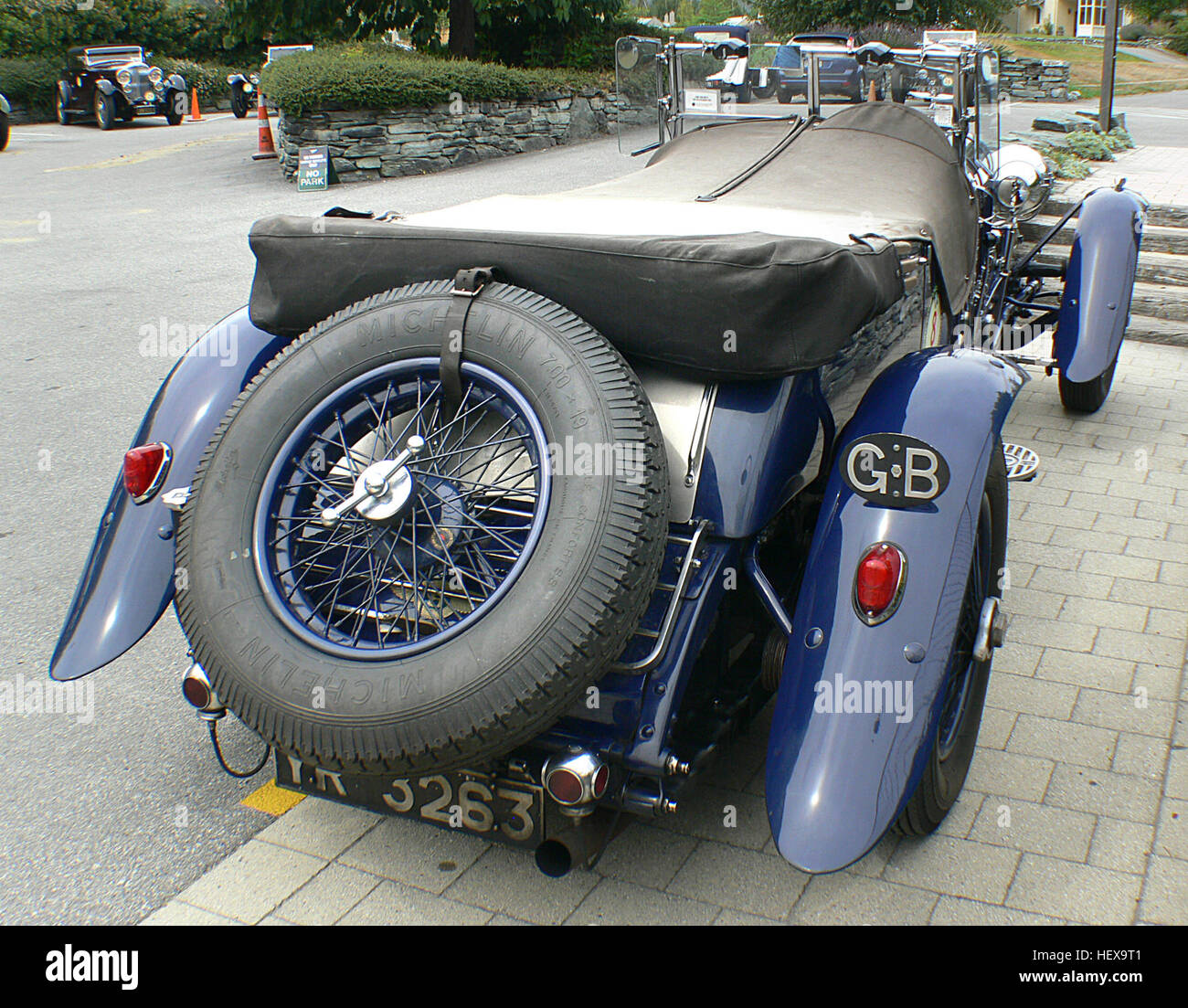 Der 1926 Speed Six Bentley ist ein britischer Klassiker, der für sein luxuriöses Design und seine außergewöhnliche Leistung bekannt ist. Es stellt den Höhepunkt der Ingenieurskunst Bentleys im frühen 20. Jahrhundert dar, mit einem Schwerpunkt auf Geschwindigkeit und Raffinesse. Stockfoto