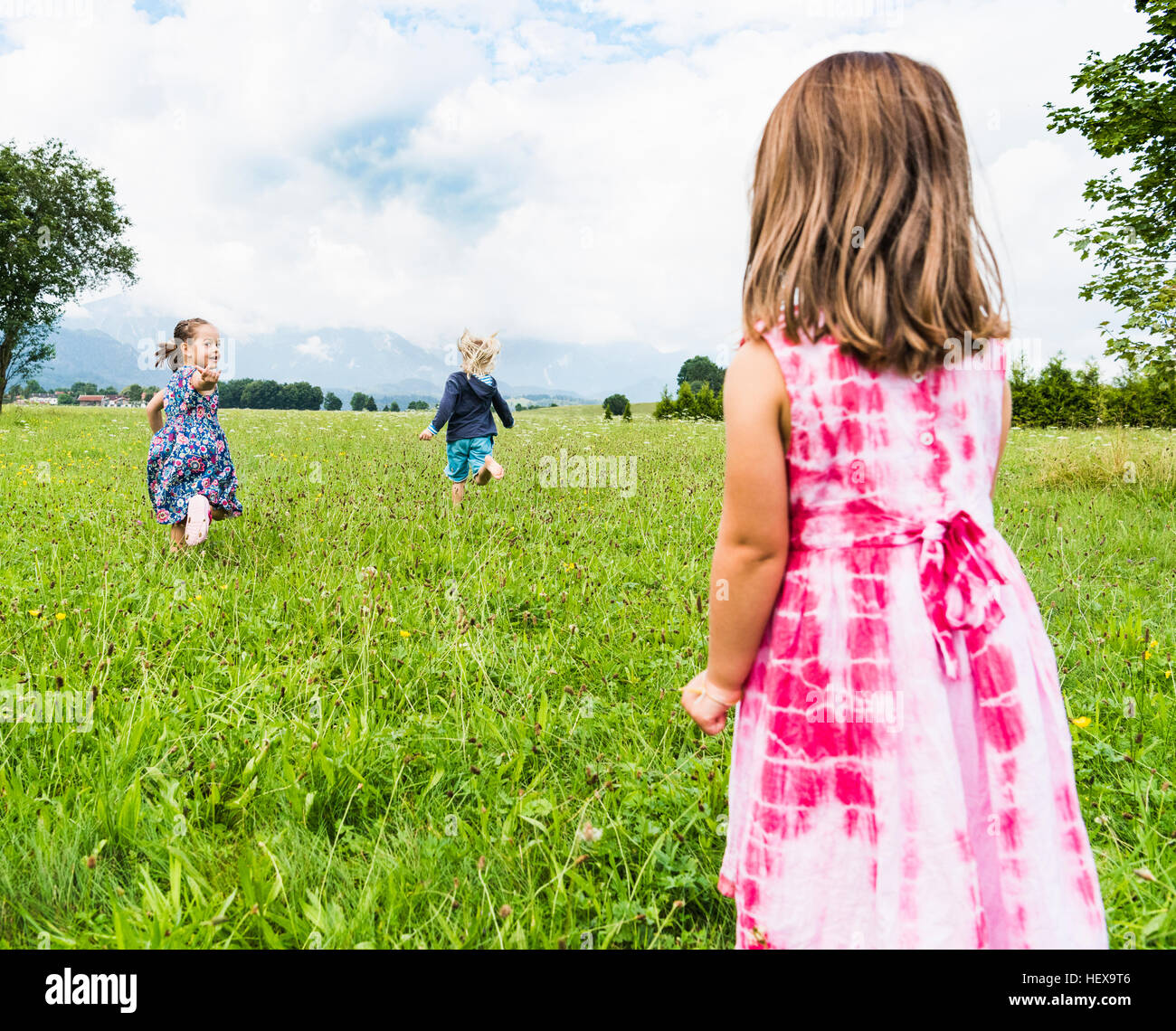 Kinder laufen im Feld, Füssen, Bayern, Deutschland Stockfoto