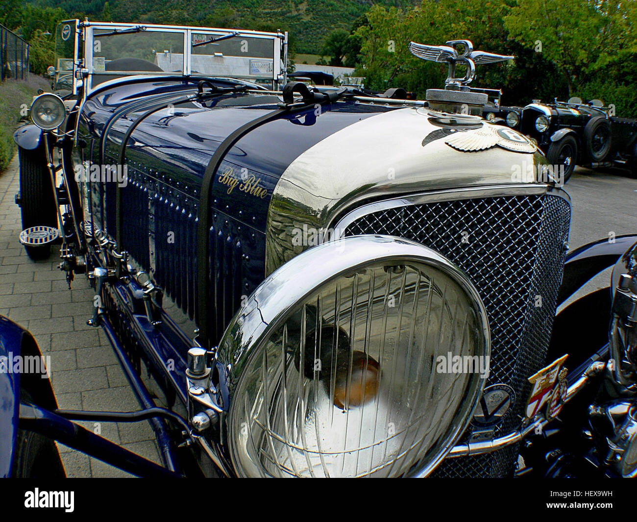 Die 1926 Speed Six Bentley Modelle, insbesondere Old Number 1, 2 und 3, sind legendäre, werkseitig hergestellte Fahrzeuge, die maßgeblich zu Bentleys Erbe beigetragen haben. Diese Modelle gewannen die 24-Stunden-Rennen von Le Mans und den Brooklands Double 12 und gehören damit zu den begehrtesten und renommiertesten Bentley-Fahrzeugen. Stockfoto