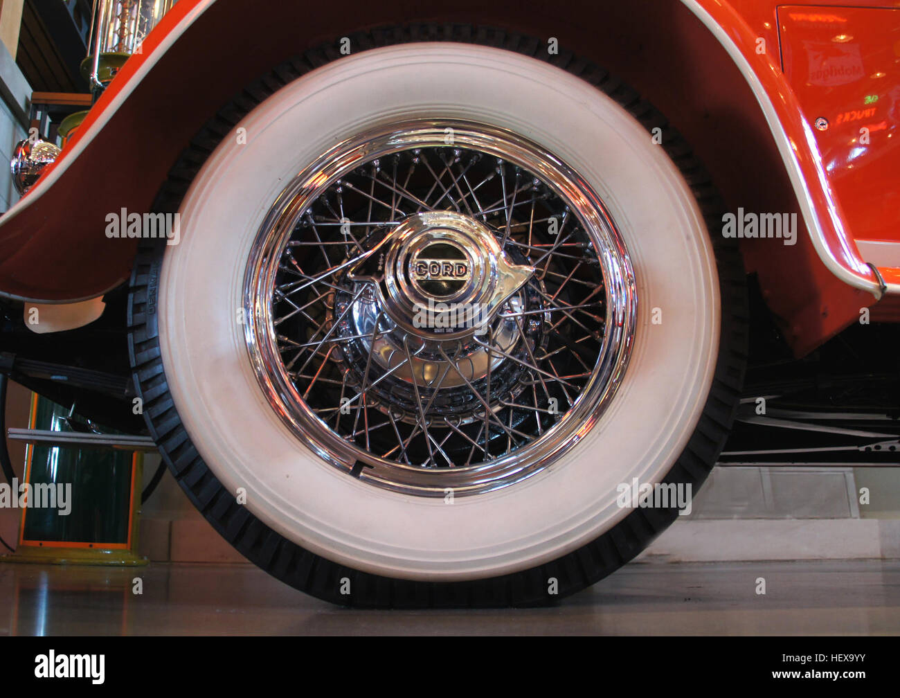 Die Car Show im Gasoline Alley Heritage Park zeigt eine Vielzahl klassischer Roadster und Automobile mit bemerkenswerten Merkmalen wie verchromten Speichenrädern und weißen Reifen. Die Ausstellung im Motormuseum zeigt Oldtimer und ihre historische Bedeutung und bietet einen Einblick in die Automobilgeschichte. Stockfoto