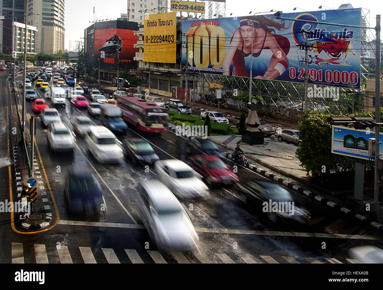 Obwohl Bangkok, wie jede große Stadt, in kommerziellen und zentralen Gegenden stark frequentierte Straßen erlebt, ist es irreführend zu sagen, dass die Straßen rund um die Uhr überlastet sind. Dieses Foto wurde an einem Vormittag unter der Woche in der Gegend von Dusit aufgenommen und zeigt die ruhigere Seite der Stadt mit kaum sichtbarem Verkehr. Obwohl Staus häufig auftreten, ist sie nicht über den ganzen Tag oder die Woche hinweg konstant. Stockfoto