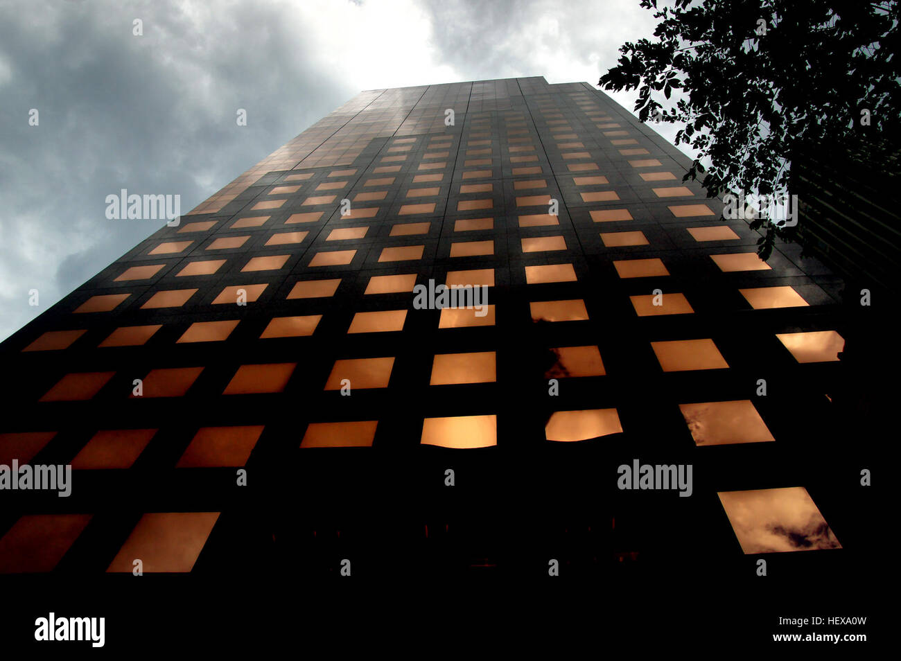 Die Bankers Hall in Calgary besteht aus zwei 52-stöckigen Bürotürmen, die von Cohos Evamy im postmodernen Architekturstil entworfen wurden. Das Gebäude ist ein markantes Merkmal der Skyline der Stadt. Stockfoto