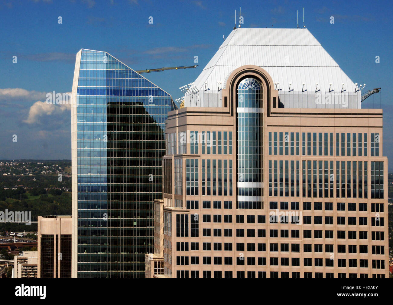Bankers Hall ist ein Wahrzeichen-Komplex in der Innenstadt von Calgary, bestehend aus zwei 52-stöckigen Bürotürmen, die 197 Meter hoch sind. Sie wurden 1989 und 2000 fertiggestellt und sind im postmodernen Stil gestaltet und verfügen über eine Einzelhandelsgalerie und ein Skywalk-Netzwerk, was sie in Kanadas architektonischer Landschaft bemerkenswert macht. Stockfoto
