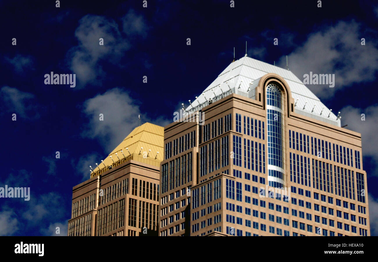Bankers Hall in Calgary besteht aus zwei 52-stöckigen Türmen, Bankers Hall East (1989) und Bankers Hall West (2000), den höchsten Doppelgebäuden Kanadas. Sie sind im postmodernen Architekturstil gestaltet und verfügen über vier Stockwerke mit einer exklusiven Einzelhandelsgalerie und einer Verbindung zum Plus 15 Skywalk-Netzwerk. Stockfoto