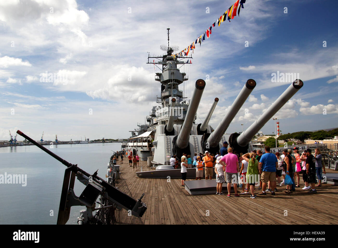 Die USS Missouri (BB-63), ein Kriegsschiff aus dem Zweiten Weltkrieg, ist heute ein Museumsschiff, das in Pearl Harbor angedockt ist. Mit einem Gewicht von mehr als 58.000 Tonnen und einer Größe von fast 900 Metern steht der „Mighty Mo“ als Symbol der amerikanischen Marinekraft und eine Erinnerung an die Geschichte, nachdem er an Schlüsselschlachten während des Zweiten Weltkriegs teilgenommen hatte. Stockfoto