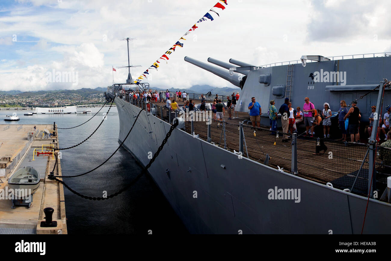 Besucher an Bord der USS Missouri (BB-63) können den historischen Spuren von General Douglas MacArthur nachgehen, wo er 1945 die offizielle Kapitulation Japans annahm. Das Schlachtschiff verfügt über riesige 16-Zoll-Geschütze und bietet einen detaillierten Einblick in das militärische Leben während des Zweiten Weltkriegs Stockfoto