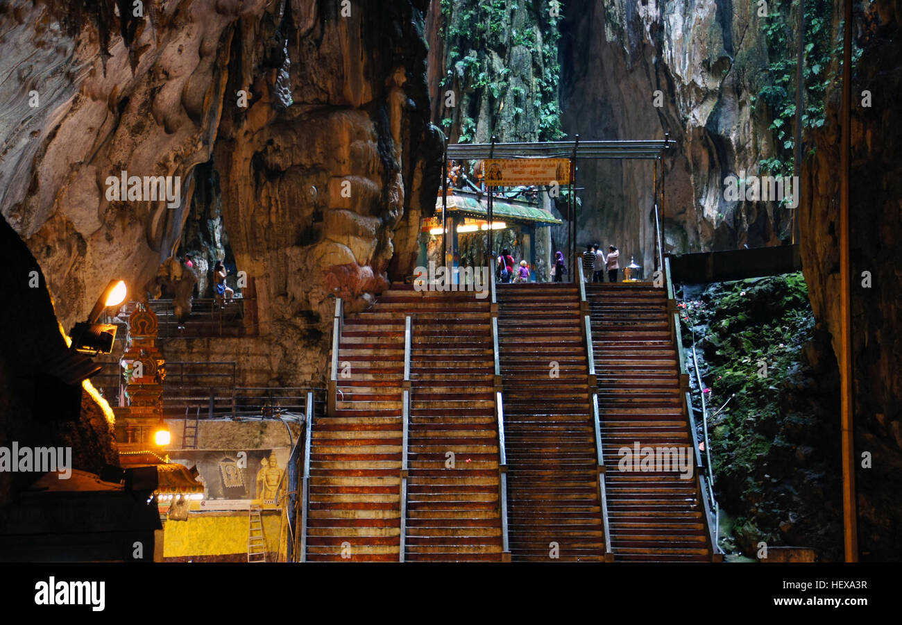 In den Batu-Höhlen in Kuala Lumpur, Malaysia, befindet sich eine majestätische Goldstatue des hinduistischen Gottes Lord Murugan, die 42,7 Meter hoch ist. Die Statue, ein prominentes Symbol des hinduistischen Glaubens, ist eine der größten ihrer Art in der Welt. Besucher steigen 272 Stufen hinauf, um die Höhlen zu erreichen, die ein beliebtes Ziel für religiösen Tourismus sind und für ihre kulturelle und spirituelle Bedeutung in Asien bekannt sind. Stockfoto In den Batu-Höhlen in Kuala Lumpur, Malaysia, befindet sich eine majestätische Goldstatue des hinduistischen Gottes Lord Murugan, die 42,7 Meter hoch ist. Die Statue, ein prominentes Symbol des hinduistischen Glaubens, ist eine der größten ihrer Art in der Welt. Besucher steigen 272 Stufen hinauf, um die Höhlen zu erreichen, die ein beliebtes Ziel für religiösen Tourismus sind und für ihre kulturelle und spirituelle Bedeutung in Asien bekannt sind. Stockfoto