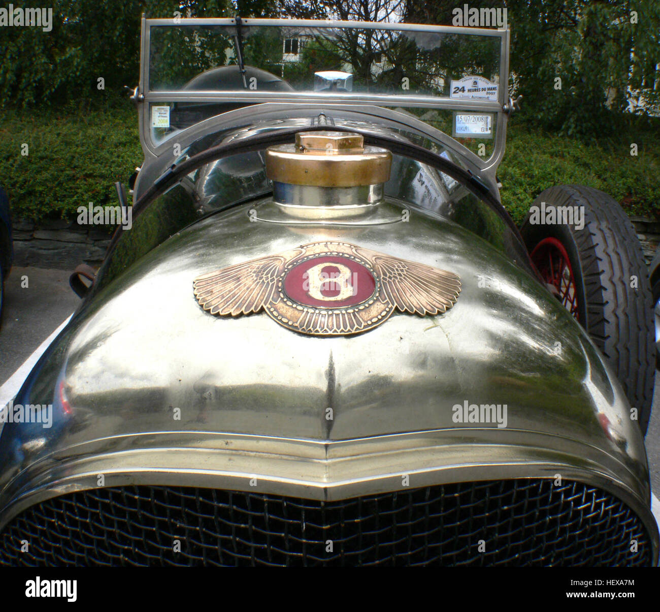 Der 1929 Bentley 4,5 Tourer ist ein britischer Klassiker, der den Luxus und die Geschwindigkeit von Sportwagen des frühen 20. Jahrhunderts verkörpert. Dieses Fahrzeug wurde 2008 auf der International Vintage Bentley Tour in Neuseeland vorgestellt und ist bekannt für sein elegantes offenes Design und seine Leistung bei Oldtimer-Rallyes. Stockfoto
