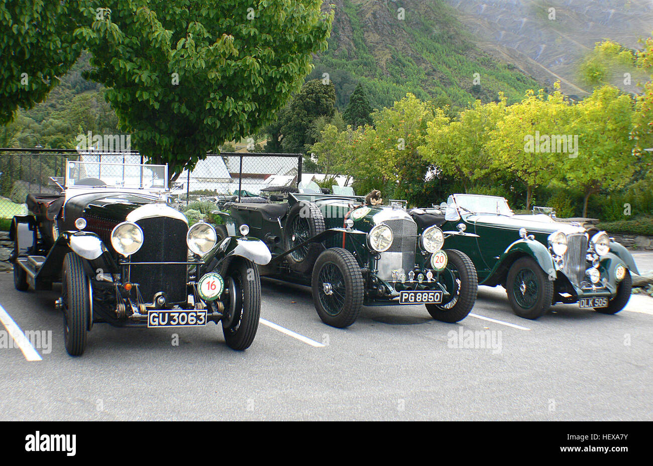 Dieses Bild von der International Vintage Bentley Tour 2008 in Neuseeland zeigt eine Sammlung britischer Klassiker, darunter offene Tourenwagen und Sportwagen, in einer Vintage-Rallye, die Geschwindigkeit und Stil zum Ausdruck bringt. Stockfoto