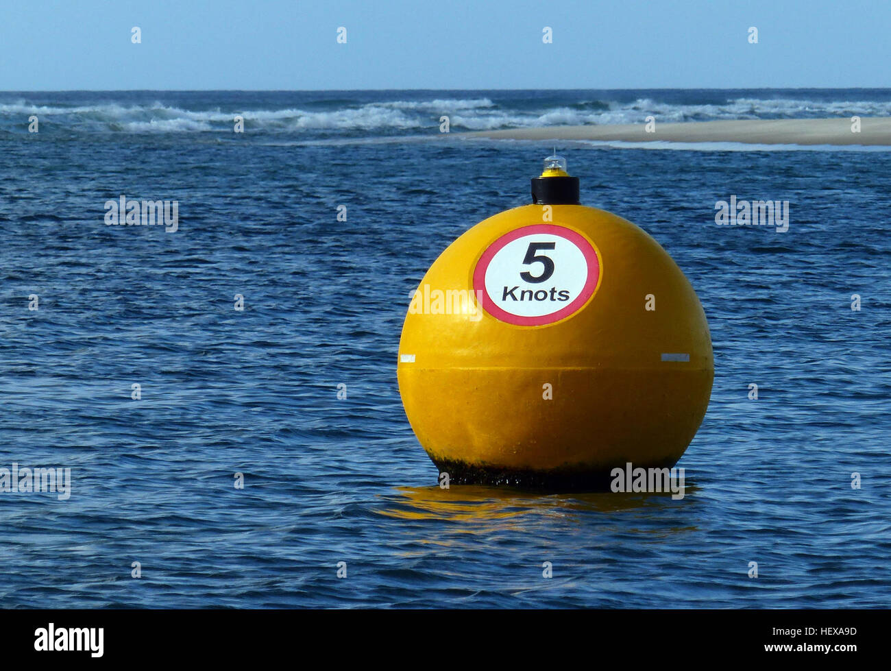 Boaties muss nicht mehr als 5 Knoten innerhalb von 200 m von der Küste, Stockfoto