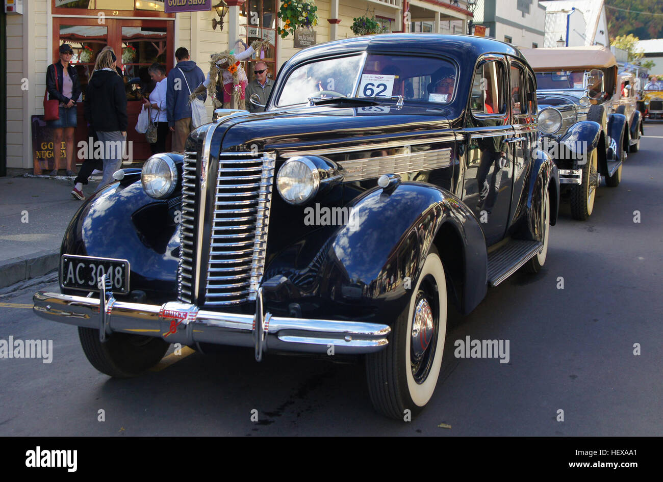 Das Herbstfestival in Arrowtown bietet eine Oldtimer-Show und -Parade, bei der Oldtimer wie Buick im Mittelpunkt stehen. Diese Veranstaltung feiert restaurierte Oldtimer und die Autokultur in der Gemeinde. Stockfoto