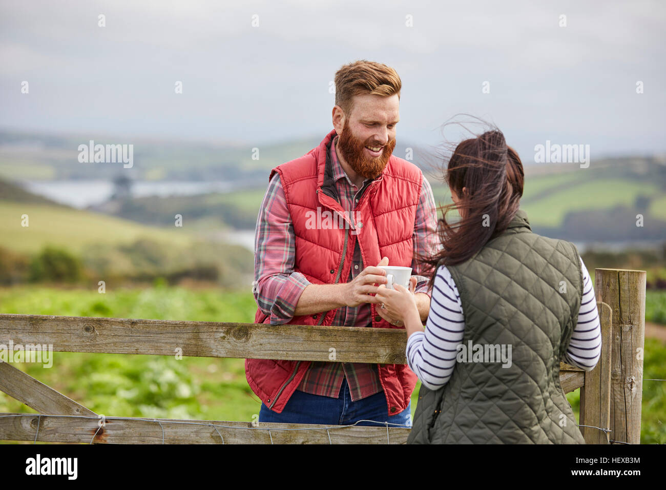 Paar am Bauernhof genießen Sie ein heißes Getränk Stockfoto