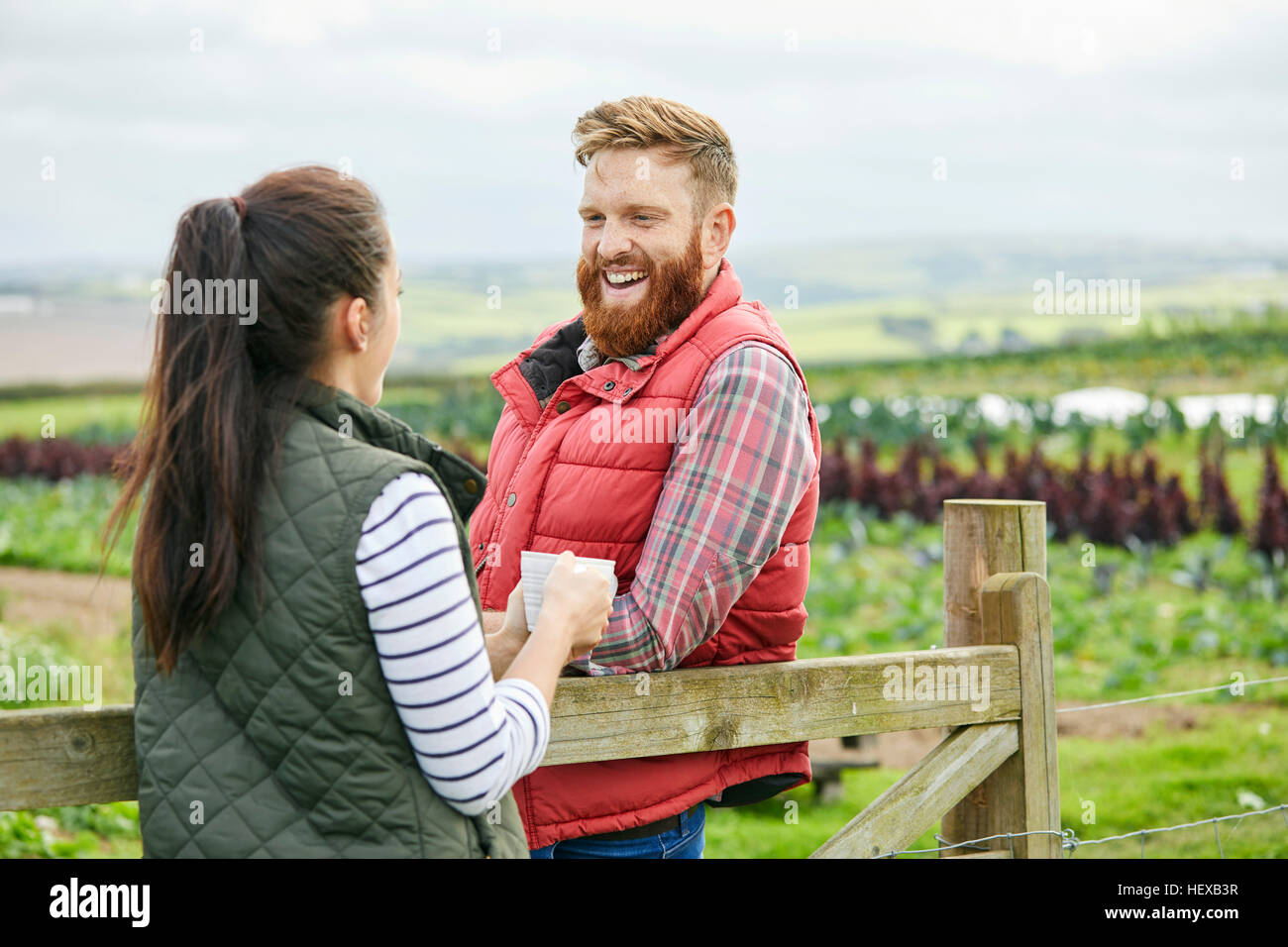 Paar am Bauernhof genießen Sie ein heißes Getränk Stockfoto