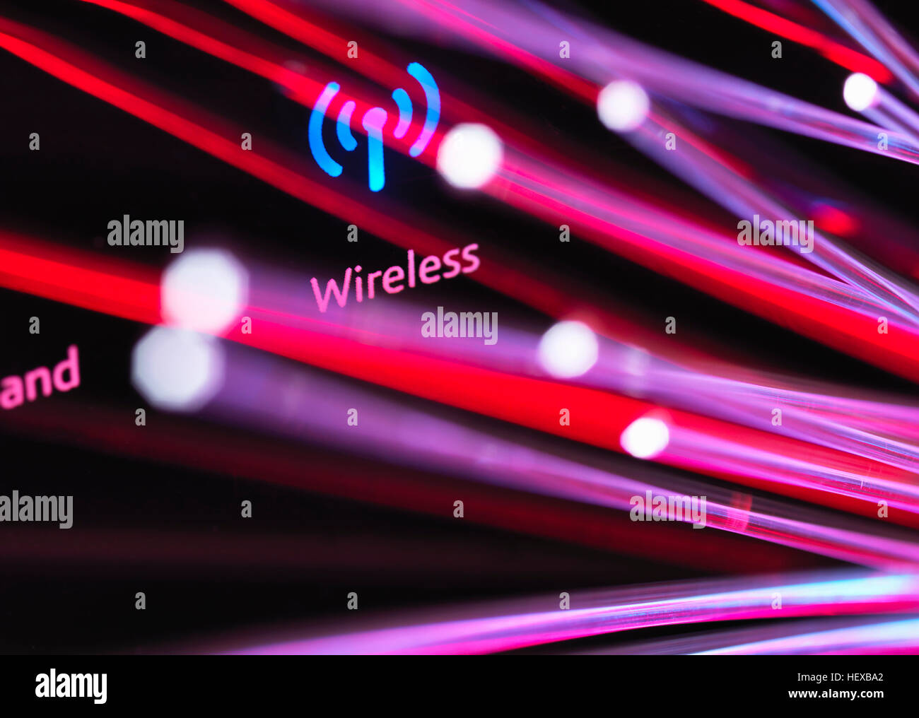 Faser-Optik schießen vorbei ein Breitband Hub zur Veranschaulichung digitaler Kommunikations Stockfoto