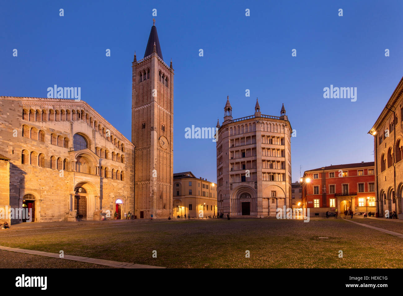 Dämmerung über dem Dom und Baptisterium, Parma, Emilia-Romagna, Italien Stockfoto