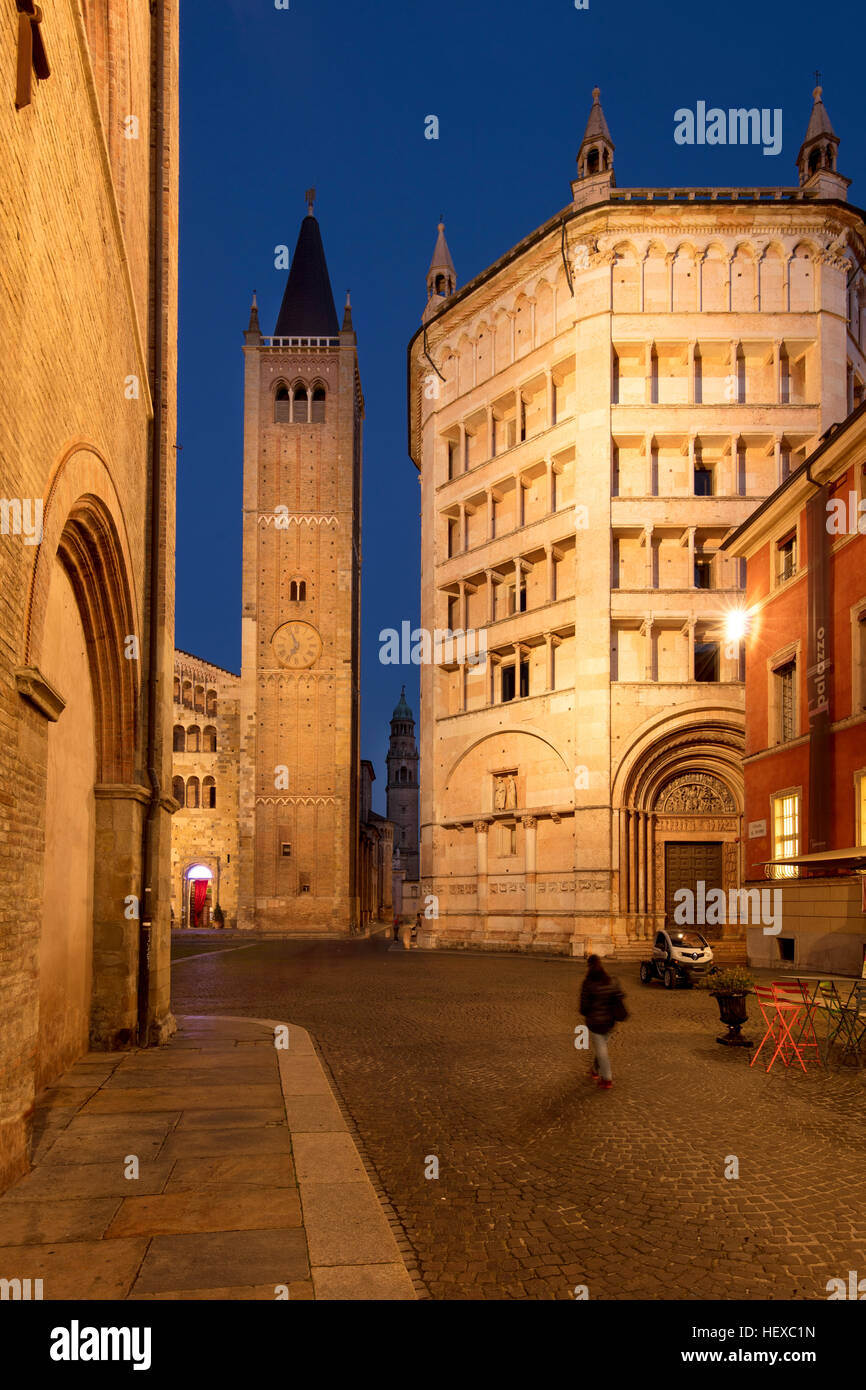 Dämmerung über dem Dom und Baptisterium, Parma, Emilia-Romagna, Italien Stockfoto