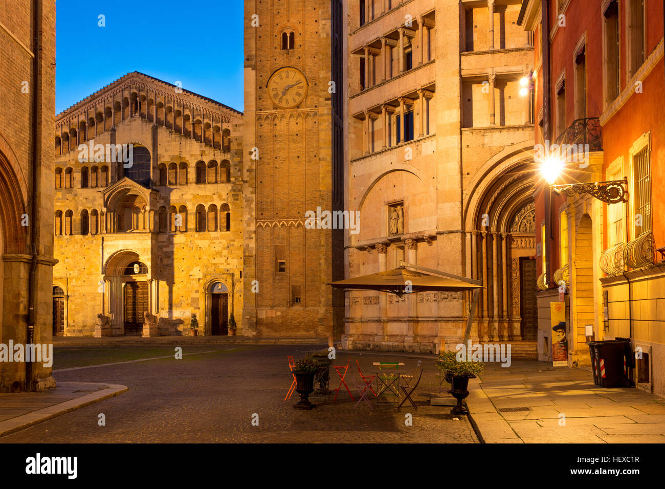 Früh am Morgendämmerung über den Dom und Baptisterium, Parma, Emilia-Romagna, Italien Stockfoto