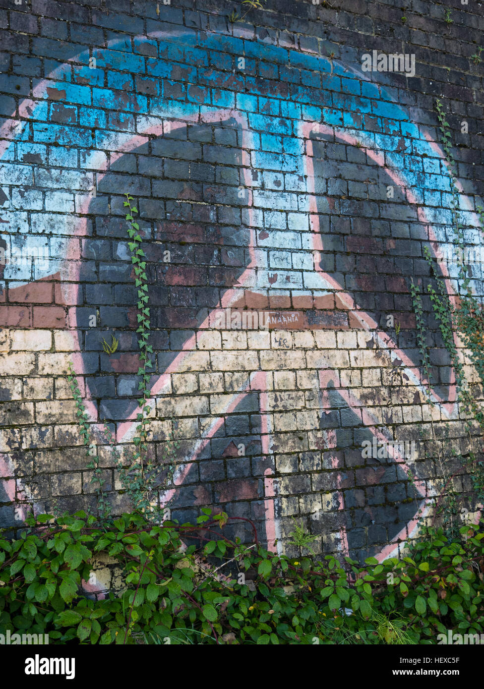 CND-Symbol des Friedens, auf der Thames Path, Tilehurst, Reading, England, UK, GB. Stockfoto