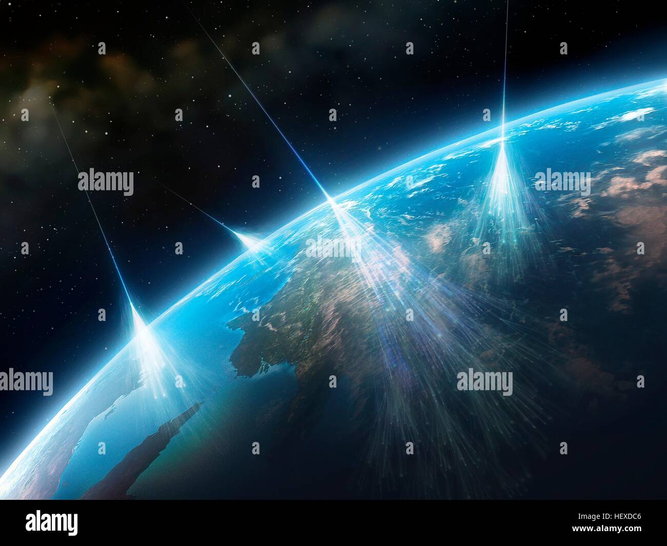 Kosmische Strahlung. Artwork von hochenergetischen Teilchen Strahlung von Stern im Deep Space (kosmische Strahlung) Auswirkungen auf die Moleküle Atome in der Erdatmosphäre. Diese primären Auswirkungen verursachen sekundäre Kaskade von subatomaren Teilchen. Erkennung-Analyse dieser Teilchen, die Protonen, Neutronen, leichten Kernen, Neutrinos, Pionen und Myonen umfassen, kann Quelle der kosmischen Strahlung zeigen. Diese Quellen sind Gamma Ray Bursts (GRBs), aktive galaktische Kerne, Supernovae Quasare. Solche Forschung ist durchgeführt, atmosphärische Ballons oder erweiterte Detektoren gebaut, unterirdisch oder unter Wasser, um sie von anderen Strahlung abzuschirmen. Stockfoto