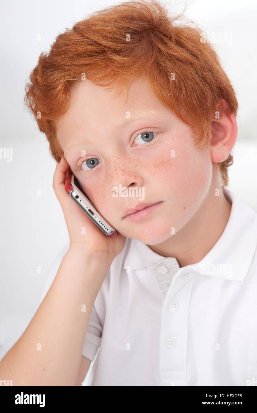 -MODELL VERÖFFENTLICHT. Junge mit Handy. Stockfoto