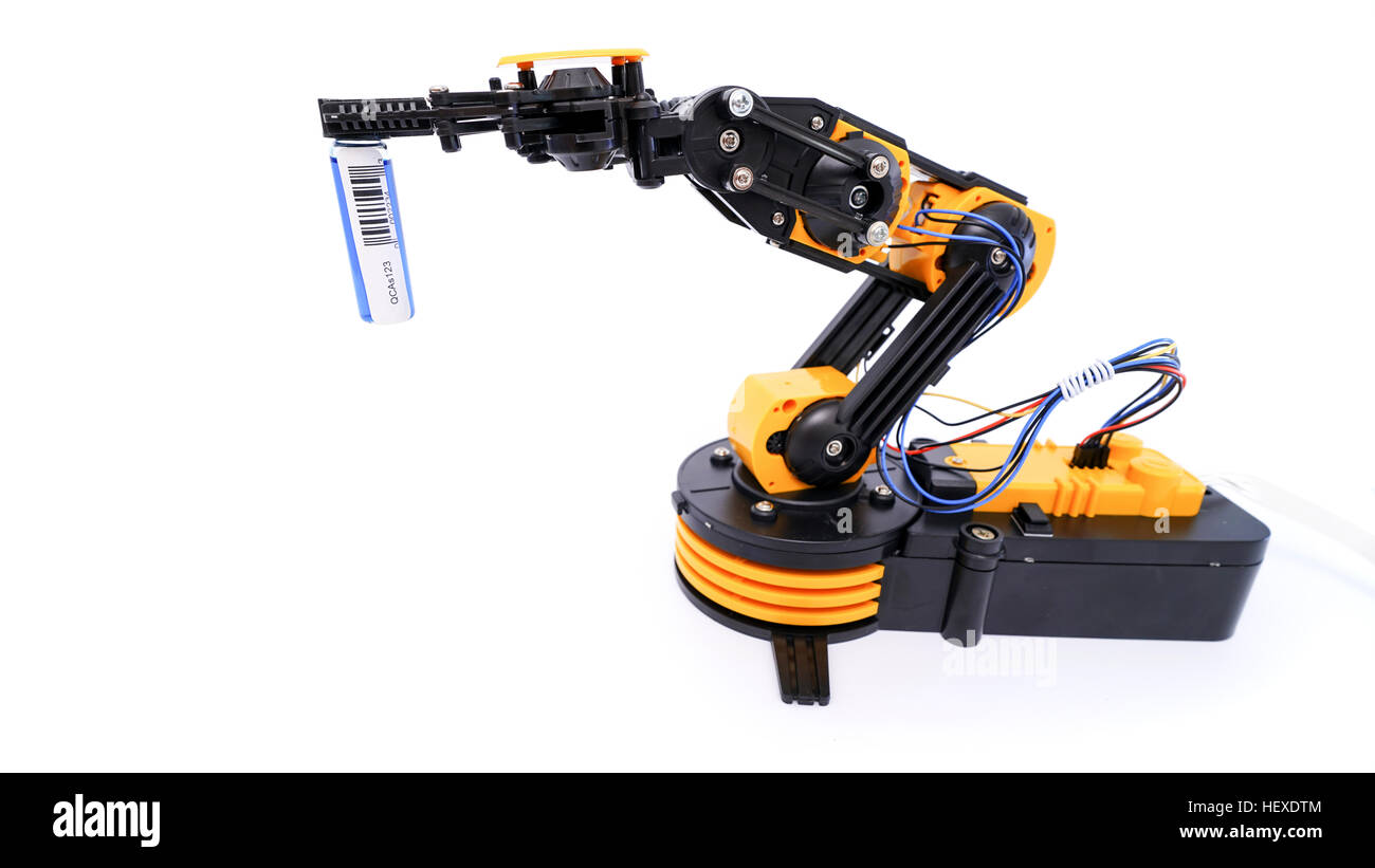 Roboterarm mit Barcode vor einem weißen Hintergrund. Stockfoto