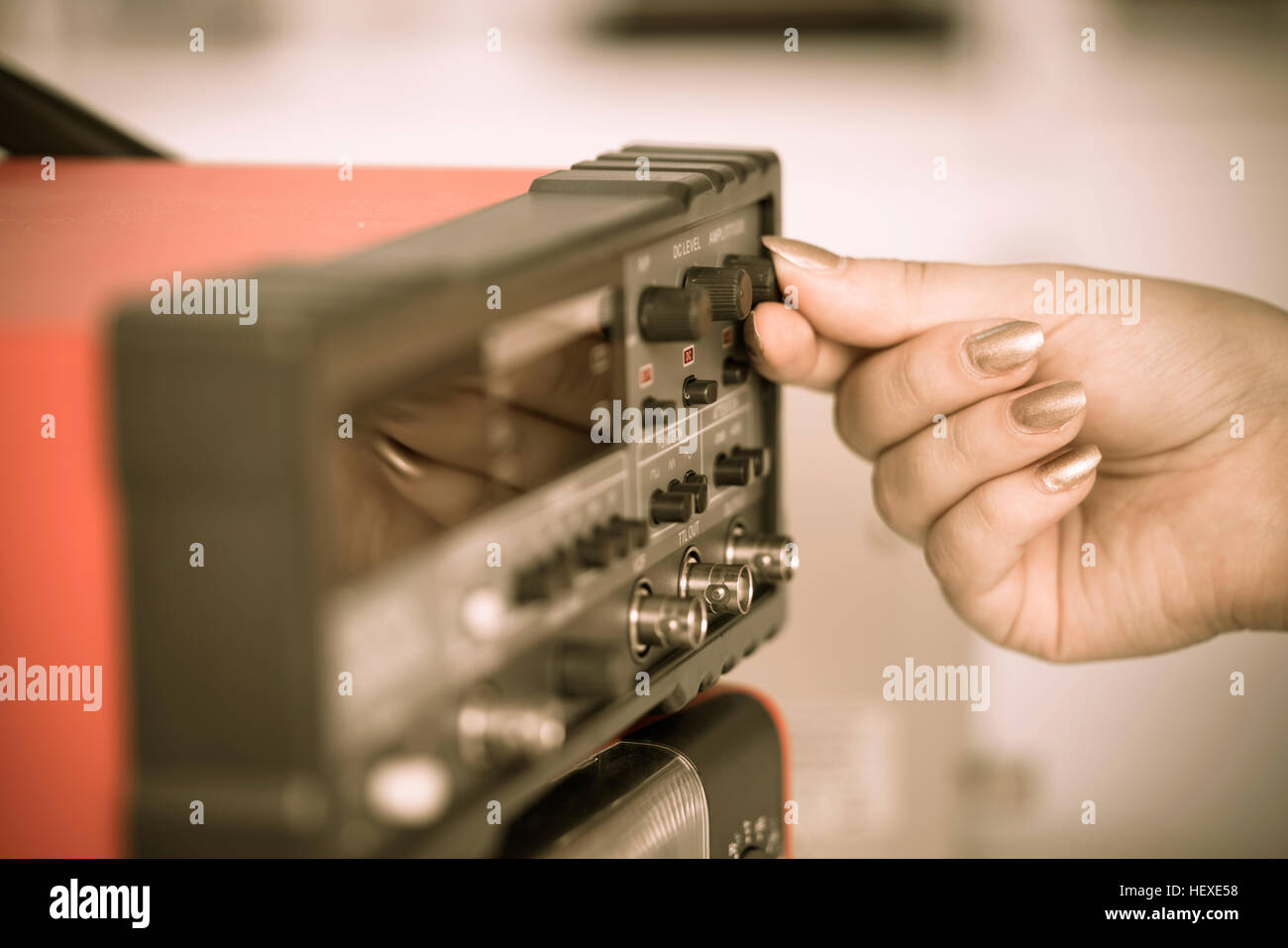 Person einen Telefonhörer eine Zifferblatt einschalten. Stockfoto