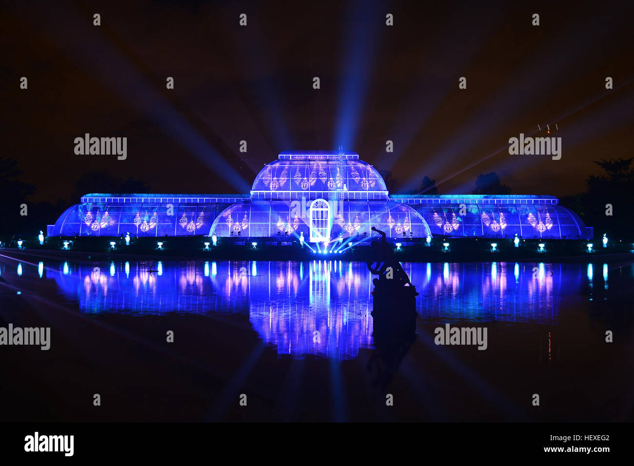 Die West London Gärten Leuchten Kew nach Einbruch der Dunkelheit mit einem festlichen Illuminationen, darunter Laser, Tunnel of Lights und einem 1,6 funkelnden Pfad Featuring: Weihnachten im Kew Gärten wo: London, Vereinigtes Königreich bei: 22. November 2016 Stockfoto