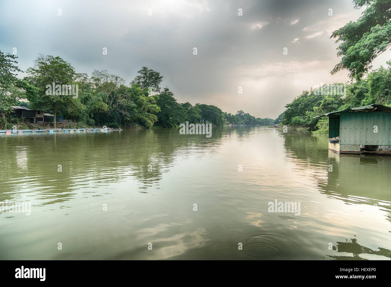 Landschaft mit Fluss und Himmel Stockfoto